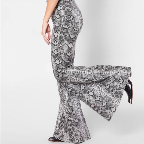 Free People Denim - Free People just float on snake print flare 26